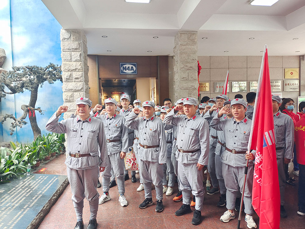 4口岸生长机关支部联合供应链支部赴句容茅山新四军纪念馆开展党史教育活动。。。。。在新四军纪念馆展馆大厅，，，，，，全体党员面临党旗，，，，，，高举右手重温入党誓词，，，，，，再次体会作为一名共产党员的责任感和使命感。。。。。.jpg