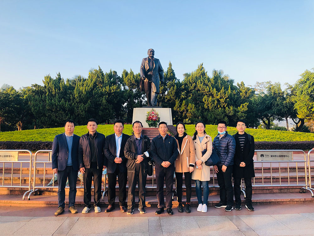 6-战略综合党支部赴深圳博物馆及莲花山公园开展“不忘初心学党史”主题教育，，，，，，有用引发党组织的凝聚力和向心力，，，，，，切实提高党员干部的党性修养和责恣意识。。。。。.jpg